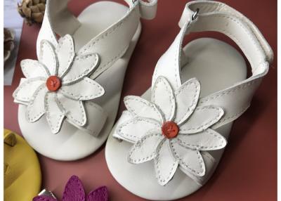 中国 EU 19-22 12.5CM Soekidyの花のサンダルは革靴の最初に層になる 販売のため