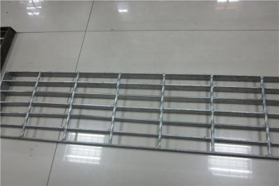Chine Grille en acier galvanisé/grille à barres/verrouillage par pression/grille à barres plates soudés croisées/grille en acier dentelé pour plancher de trottoir en acier à vendre