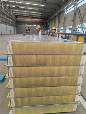 China Ignifugue un resistente de humedad acústico del grueso del acero del panel de bocadillo del aislamiento sano 0.4-0.8m m en venta