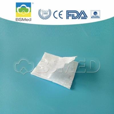 China Small Size Cotton Wool Pads High Absorbency Customized Size Plain Pattern for sale