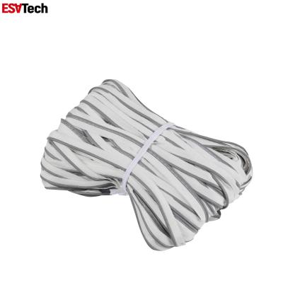 Chine 1 cm de tuyaux réfléchissants en argent de polyester avec corde de coton cousue sur bande à vendre