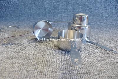 中国 Measuring tools food grade approved 4 pieces metal measuring cups stackable silver stainless steel spoon set 販売のため