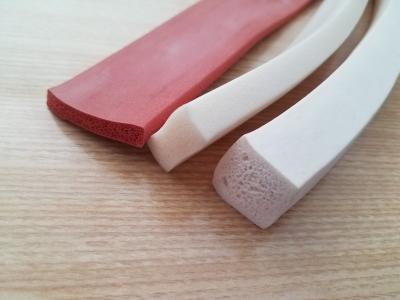 Chine Rayure expulsée d'éponge de silicone, corde d'éponge de silicone faite avec l'éponge étroite de silicone de cellules à vendre