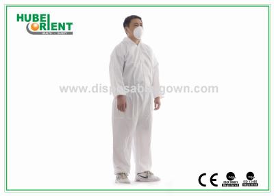 中国 フードの注文のサイズ防水男女兼用MP/SMSのつなぎ服が付いている使い捨て可能な保護つなぎ服 販売のため