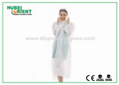 中国 Factoryまたは研修会の使用中のポリエチレンWhite/Transparent Disposable Raincoats For Women 販売のため