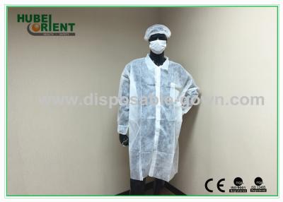 中国 Velcrosの閉鎖の実験室の使用抗菌性の実験室のコートが付いている公認のセリウムMDR使い捨て可能なSMS/Tyvek/MP/PPの実験室のコート 販売のため
