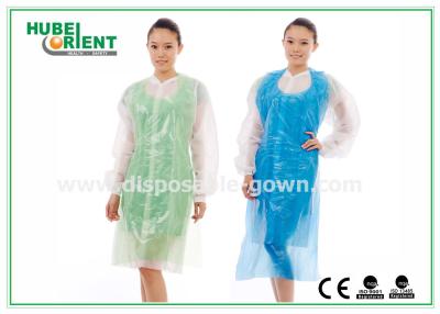 China Os aventais descartáveis de superfície lisos do PE/gravam processam o avental do PE para o uso descartável à venda