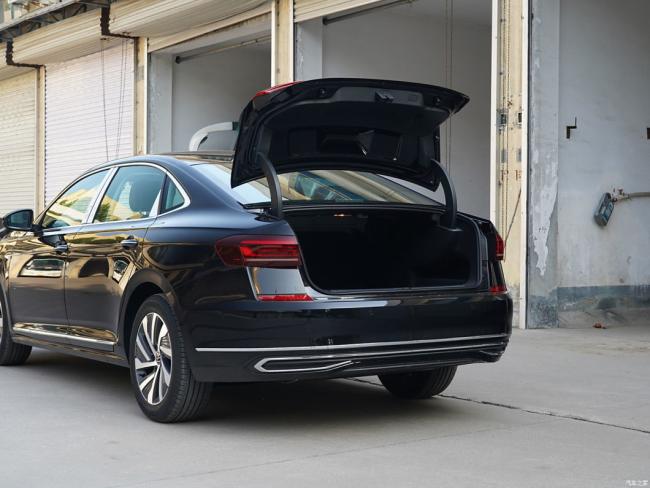 2023 Model VW Passat Phev New Enery Vehicle Long Battery Life Luxury Version New Car for Sale