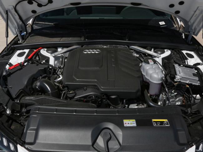 New Gasoline Car Luxury Car Audi A4l (2023) 40tfsi Quattro Luxury Dynamic Version
