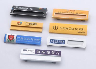 中国 金属の注文の名札のバッジは、固有の名前型板のアルミニウムMuilti色に記章を付けます 販売のため