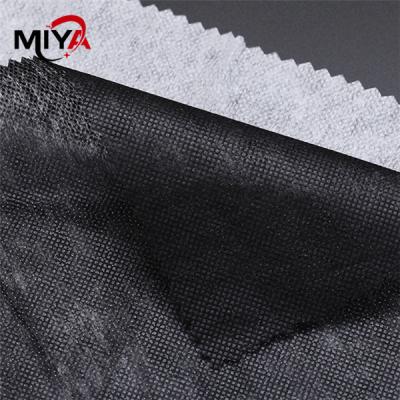 China Tela fusible no tejida de nylon de la capa 25gsm de la sensación de la mano que interlinea suave en venta