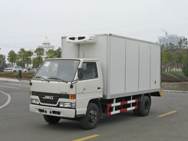 China Truck 5 Tons Small Refrigerator Box Truck Light Freezer Refrigerated Truck