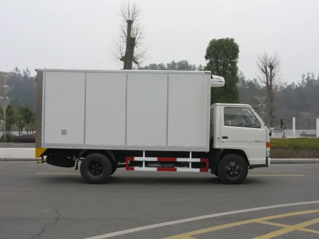 China Truck 5 Tons Small Refrigerator Box Truck Light Freezer Refrigerated Truck