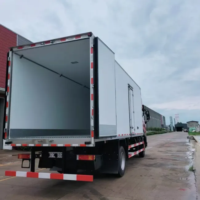 Dongfeng 6X4 Tractor with 40ton-50ton Transport Freezer Trailer Refrigerator Container Semi Trailer