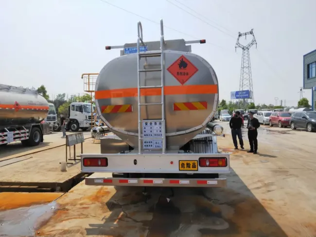 Dongfeng 12-15m3 Diesel Tank Oil Tanker Delivery Truck with Good Price Oil Tanker Truck