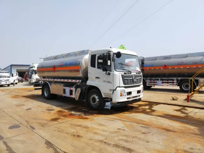 Dongfeng 12-15m3 Diesel Tank Oil Tanker Delivery Truck with Good Price Oil Tanker Truck