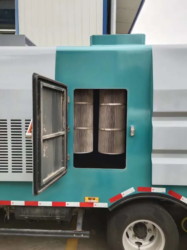 China Dongfeng Multi-Functional Small Vacuum Road Sweeping Cleaning Equipment Truck