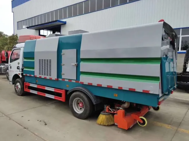China Dongfeng Multi-Functional Small Vacuum Road Sweeping Cleaning Equipment Truck