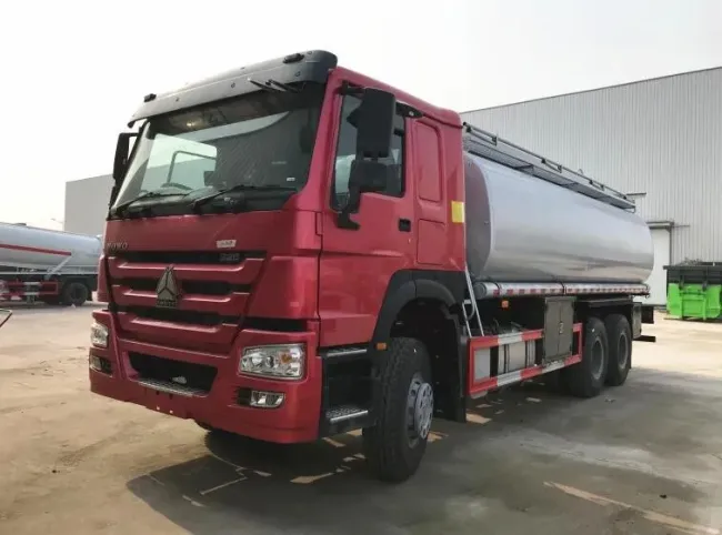 China New HOWO 20000L Capacity 20t Diesel Oil Tanker Fuel Tank Truck