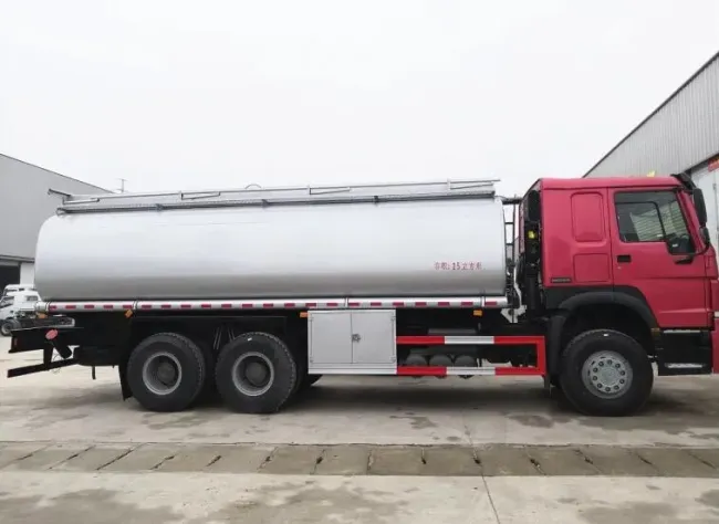 China New HOWO 20000L Capacity 20t Diesel Oil Tanker Fuel Tank Truck