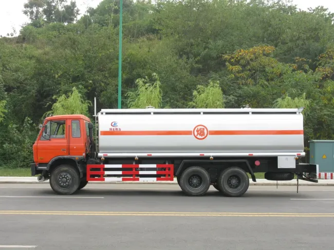 China Fuel Delivery Tank Truck Chemical Liquid Fuel Truck Oil Tanker Truck with Good Quality and Best Service