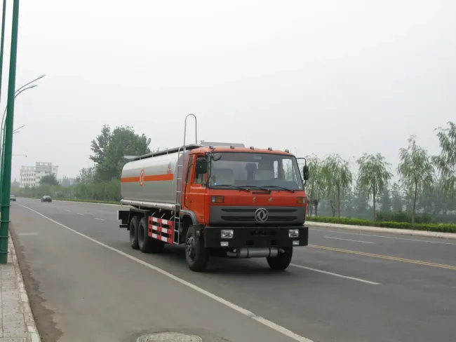 China Fuel Delivery Tank Truck Chemical Liquid Fuel Truck Oil Tanker Truck with Good Quality and Best Service