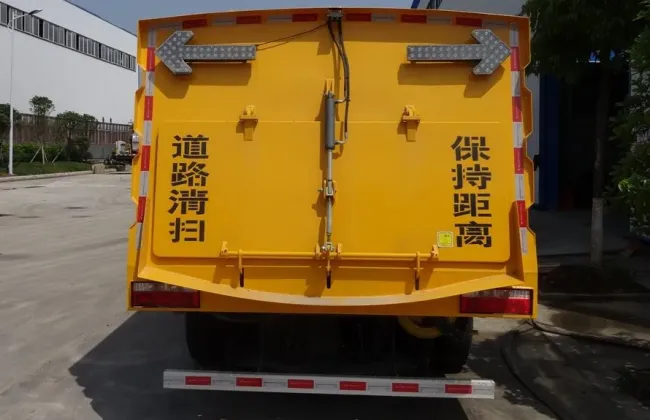 Dongfeng 8cbm Road Sweeper Truck Pavement Sweepers Truck with 4 Brushes Sweeper Ride on