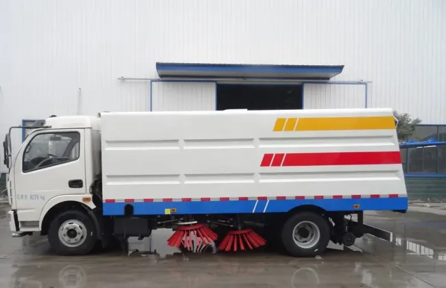 Dongfeng 5cbm Street Cleaning Truck 95HP Small Street Sweeper Truck Sweeper Ride on