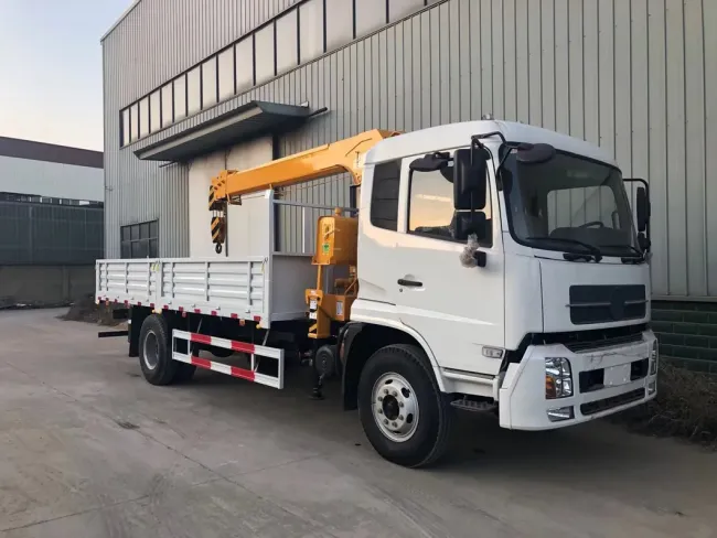 Factory Selling Foton HOWO Dongfeng Japan Brand 700p Type Mobile Telescopic Truck Mounted Crane Clw Brand 6.3tons 5tons 3 Booms 4 Booms Crane Truck