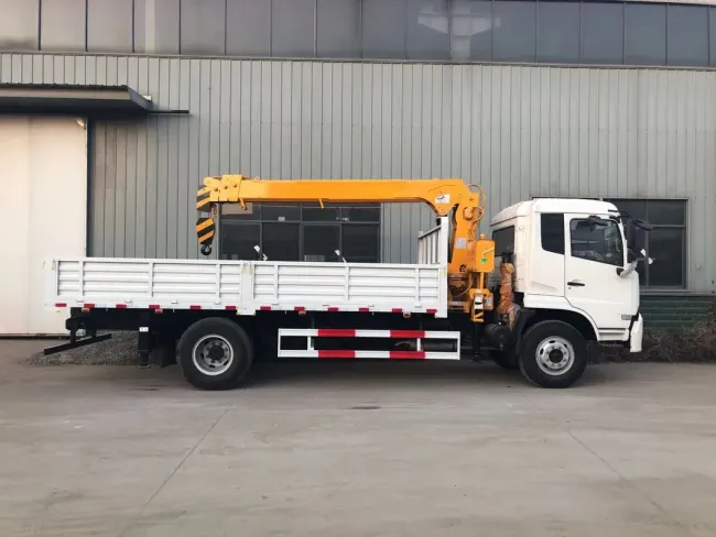 Factory Selling Foton HOWO Dongfeng Japan Brand 700p Type Mobile Telescopic Truck Mounted Crane Clw Brand 6.3tons 5tons 3 Booms 4 Booms Crane Truck