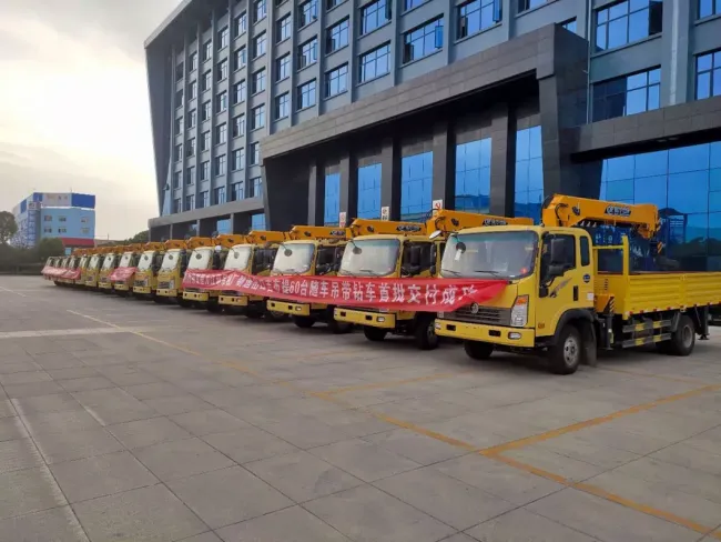 HOWO/1suzu 6tons Telescopic Boom Truck Mounted Crane Construction Crane Truck