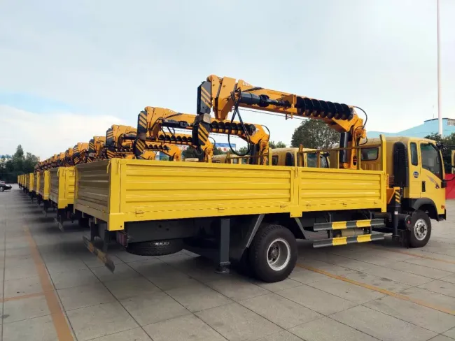 HOWO/1suzu 6tons Telescopic Boom Truck Mounted Crane Construction Crane Truck