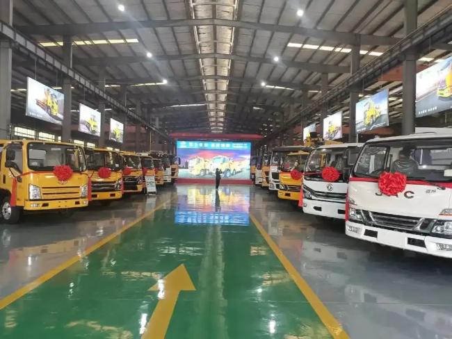 Factory Price Sinotruck HOWO 4*2 Drive Outdoor Portable Shower Truck Camping Truck for Sale