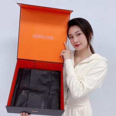China Cajas de empaquetado personalizadas del paño de la camiseta de la ropa superior de papel de la ropa con la tapa magnética en venta