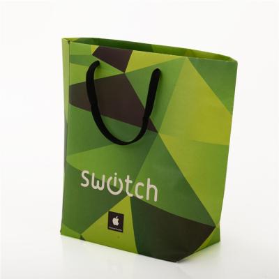 Chine Sacs de empaquetage imprimés par coutume de luxe verte, sacs en papier avec le logo de société à vendre