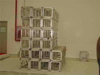 中国 0.5m - 4m アルミニウム正方形のトラス十字は屋内ブースの構築のための管を増強します 販売のため