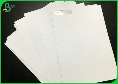 China La muestra blanca sin recubrimiento del papel del papel 70g 80g Woodfree de Woodfree del tamaño de encargo libera en venta