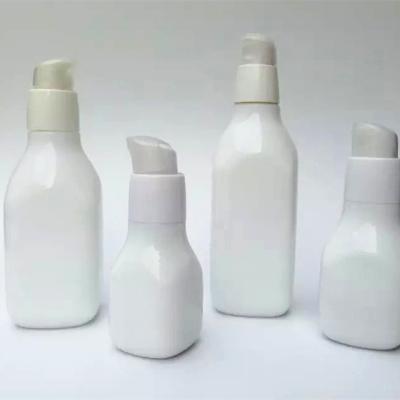 Chine Bouteille cosmétique pharmaceutique blanche en verre de l'huile 10ml essentielle avec la pompe à vendre