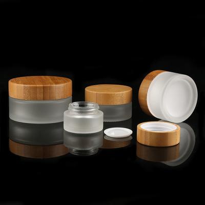 China La crema cosmética de la botella de vidrio esmerilado de las botellas de cristal de la tapa de bambú sacude el SGS en venta