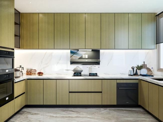Fadior U-Shaped Wood Grain Stainless Steel Kitchen With Handle-Free Design - kitchen cabinet overview