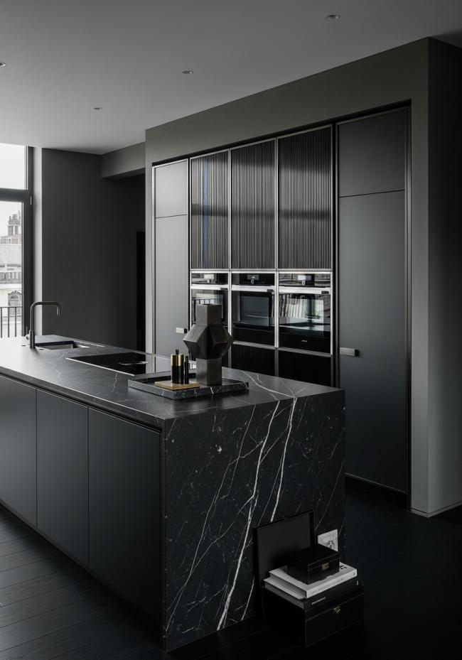 custom modern kitchen cabinet with 6mm float glass with dark grey back-painting, low-reflection satin surface, visible edge thickness and 304 stainless steel structure