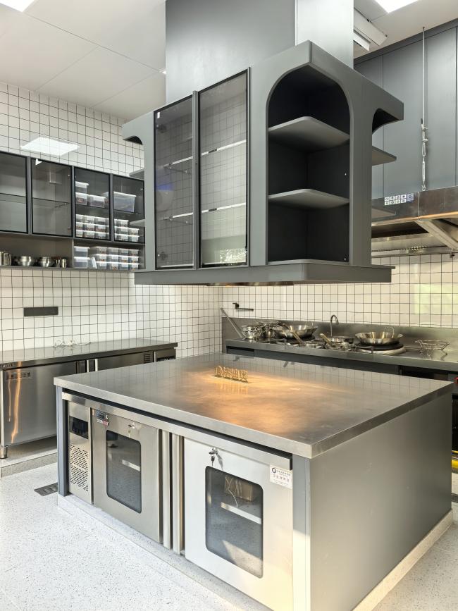 Fadior Full Stainless Steel Kitchen Cabinet - Commercial-Grade, Dark Gray & Stainless Steel Finish, Professional Layout - feature detail