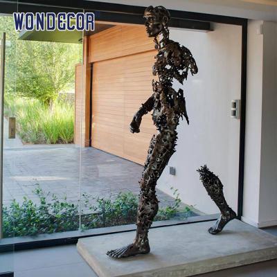 China Indoor Metal Art Decoration Abstract Walking Bronze Sculpture of People en venta
