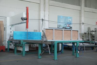 Chine Facile actionnez la découpeuse verticale automatique, machine de mousse de Polyuretan à vendre