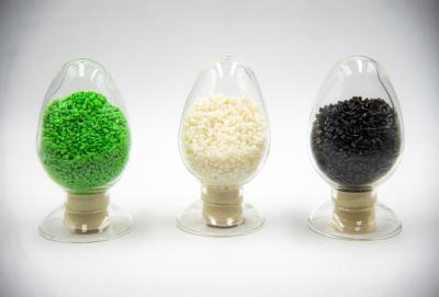 China Green PET Recycle Plastic Bottle Pellets Reuse White Customizable IV0.6-0.8 Fiber Grade for sale