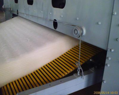 中国 接着剤は熱の結合の厚さ3-200mmのための3000mmの詰め物の生産ラインを解放します 販売のため