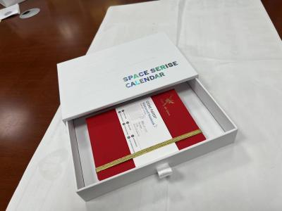Chine Le cadeau d'entreprise en pierre écologique réutilisé de papeterie de papier a placé l'ordre du jour de luxe de carnet de livre à couverture dure de tissu de journal pour le cadeau à vendre