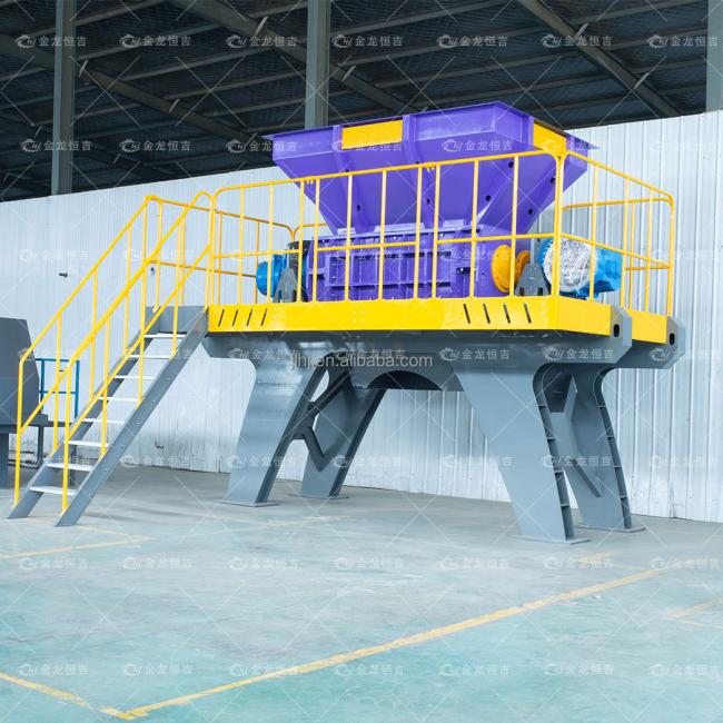 Shredder machine in operation
