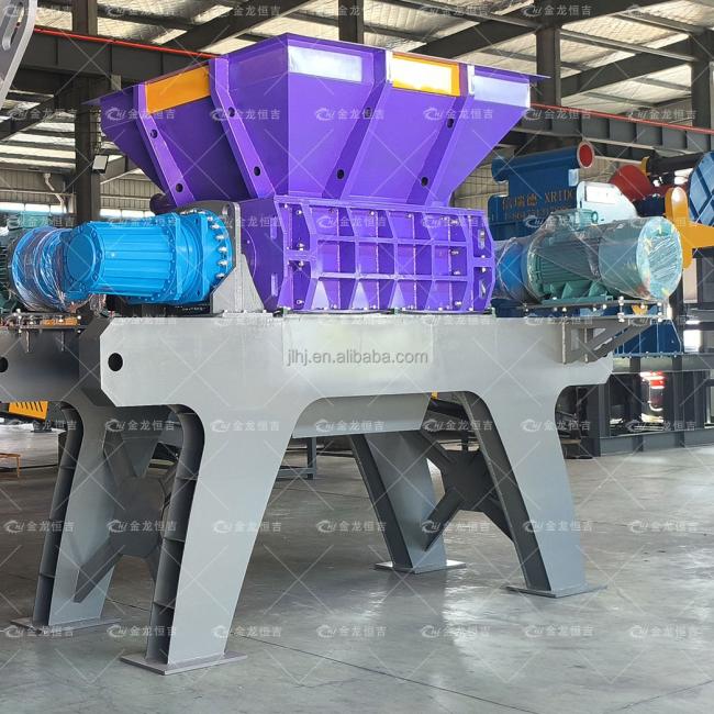 Shredder machine in operation