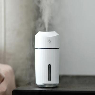Chine Vente en gros d'humidificateurs d'air mini portables de 320 ml nébuliseur de brouillard froid conception de joint en silicone humidificateurs d'air à ultrasons USB à vendre